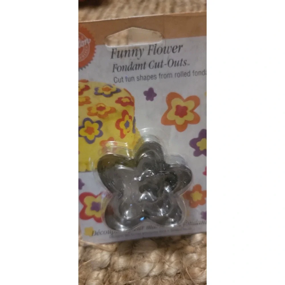 Wilton Funny Flower Fondant Cut Outs Set 3 Piece Metal Baking Decorating Tool